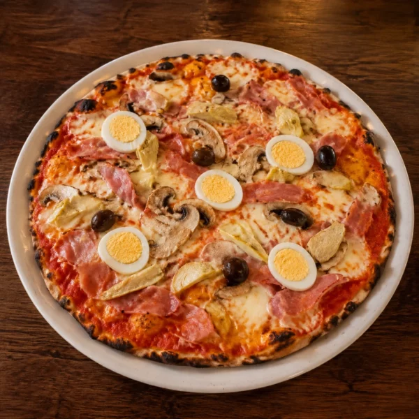 Pizza romana Capricciosa con uovo sodo, prosciutto crudo, funghi, olive e carciofini