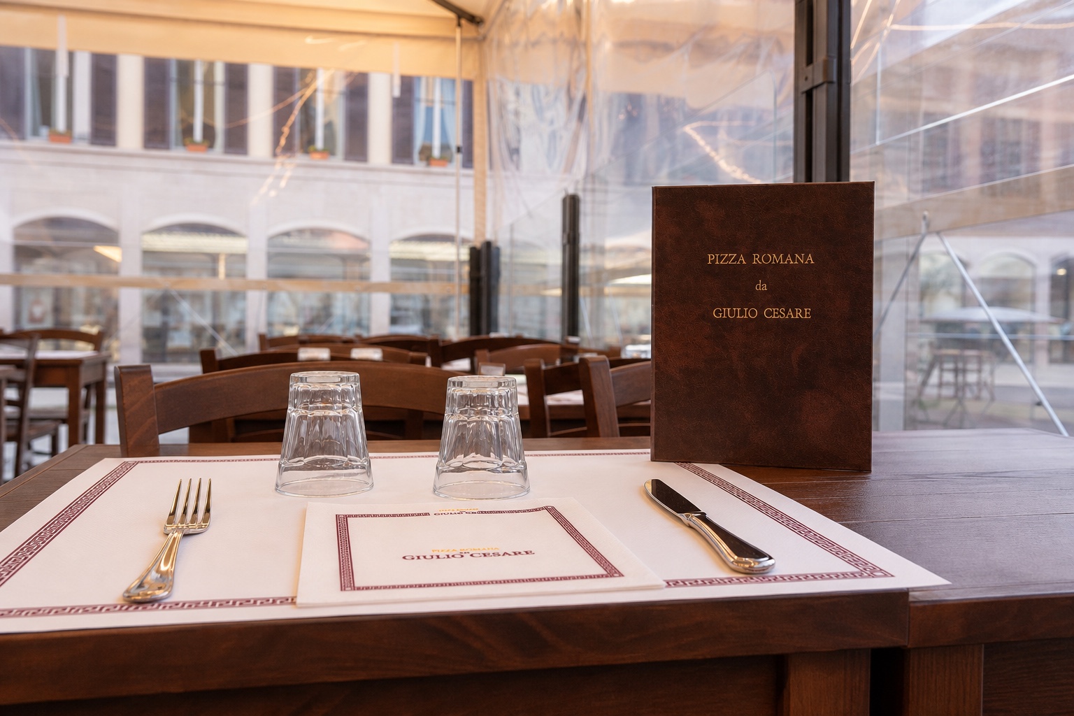 Tavola apparecchiata nella veranda di Pizzeria Giulio Cesare