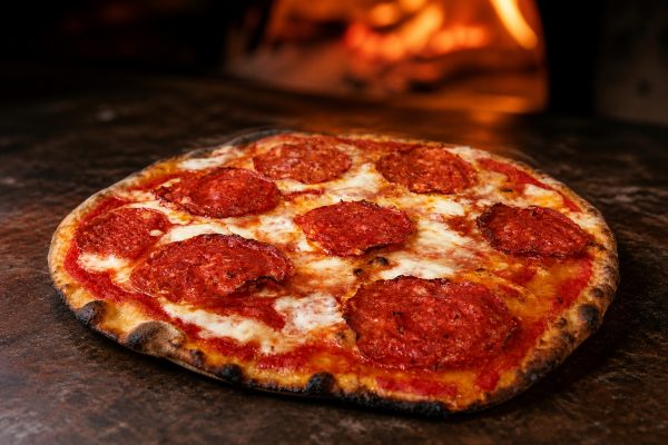 Pizza Diavola romana con pomodoro mozzarella e salame piccante