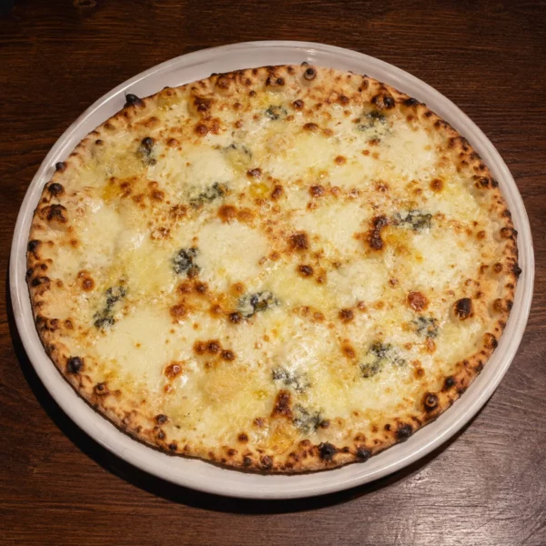 Pizza romana quattro formaggi, sottile e croccante