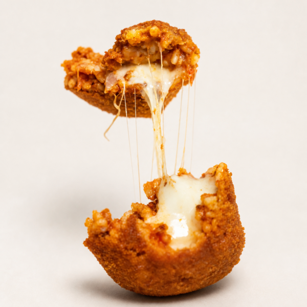Supplì al telefono con mozzarella filante su fondo chiaro